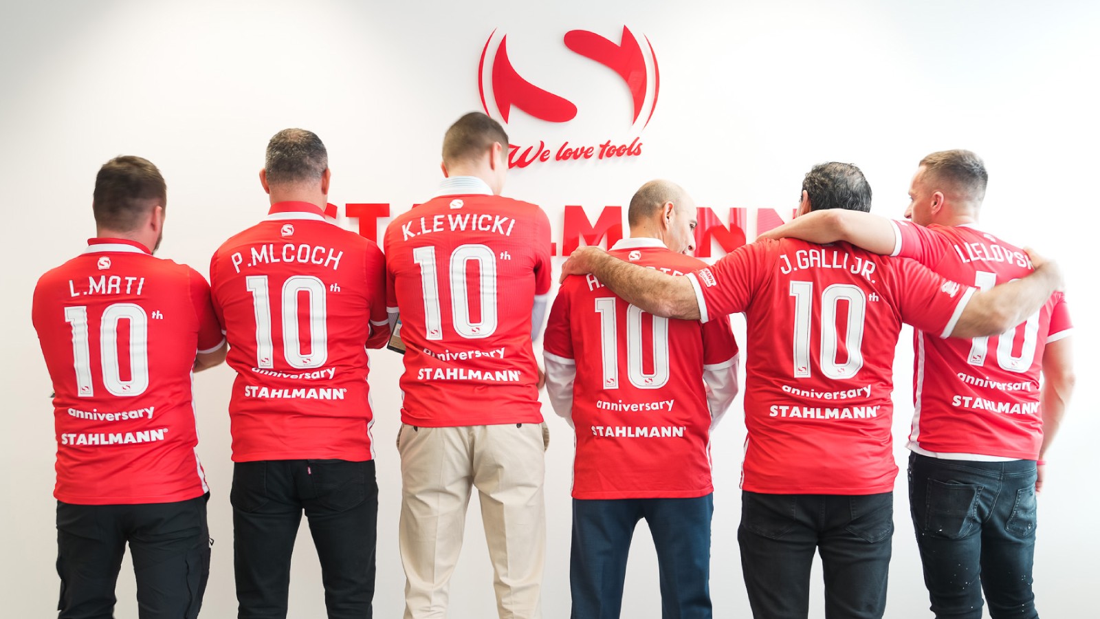 Joe Galli a ostatní manažéri Milwaukee spolu so CEO Stahlmann Ivanom Lelovským, v sídle spoločnosti Stahlmann.