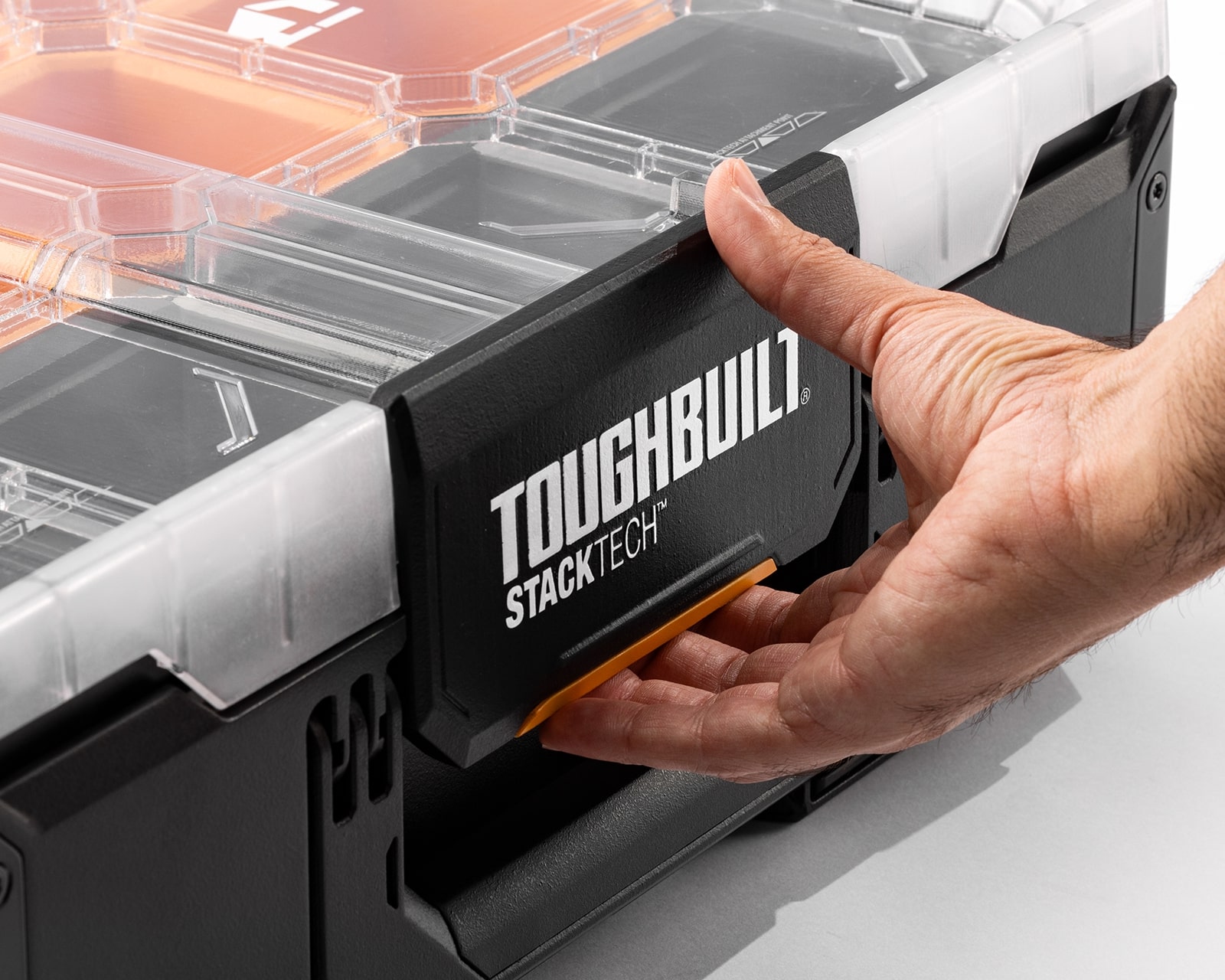 Ruka otvára veko organizéru ToughBuilt StackTech.