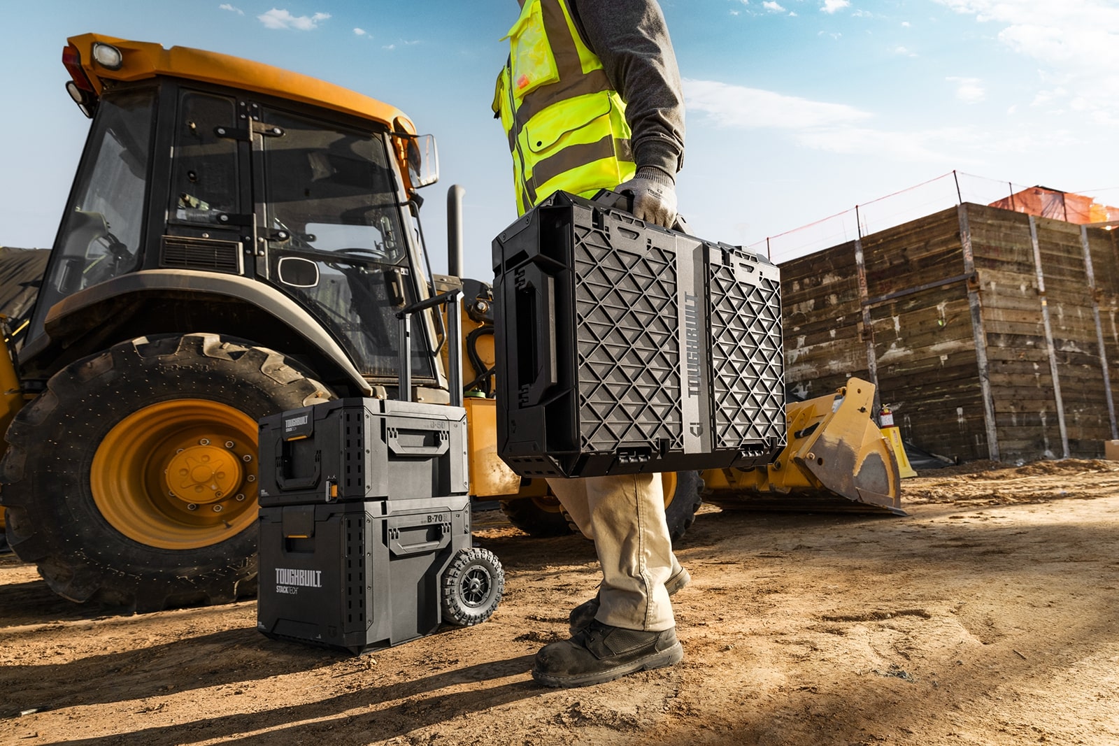 Stavbár na stavbe prenáša kufor ToughBuilt StackTech.