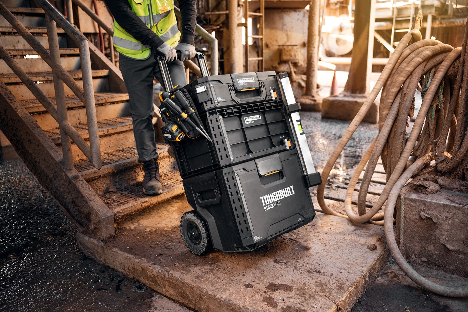 Pracovník ťahá vyskladaný set ToughBuilt StackTech.